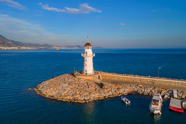 Un faro en el mar mediterráneo