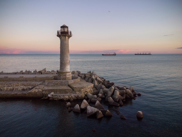 Faro en el Mar Negro al atardecer Bulgaria Varna