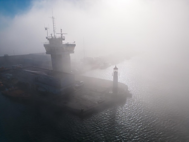 Faro en un mar de niebla Varna Bulgaria