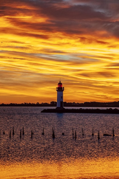 Faro en el mar