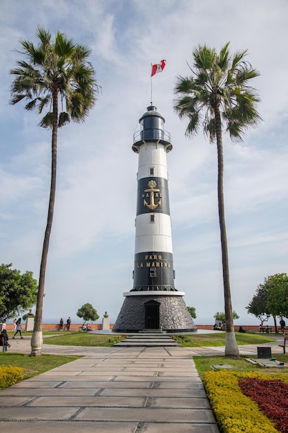 faro de la marina a orillas del océano pacífico en miraflores lima perú junto a dos palmeras