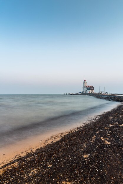 Faro en Marken en la playa