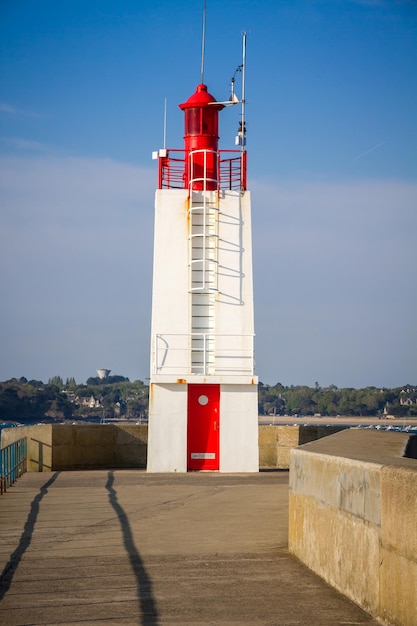 Faro y muelle de Saint Malo Bretaña Francia