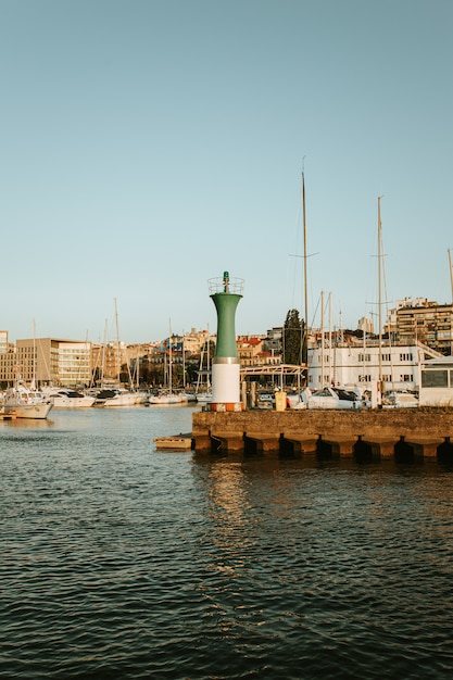 El faro en los muelles de vigo