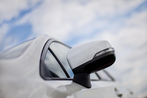 El faro del nuevo auto deportivo blanco limpio Parachoques Frente del auto deportivo blanco