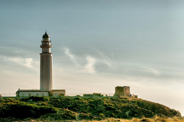 Un faro o torre de señalización luminosa ubicada en la costa del mar o en tierra firme