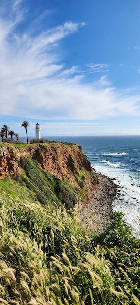 Foto faro del océano de la costa de california