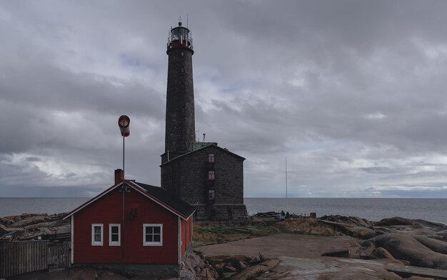 faro en la orilla del mar. el día de la isla báltica.