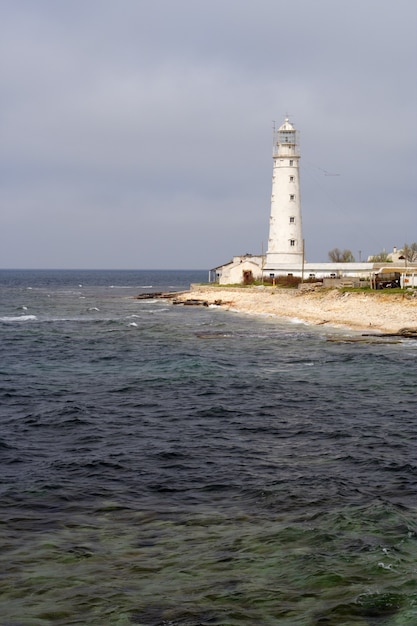 Faro a la orilla del mar