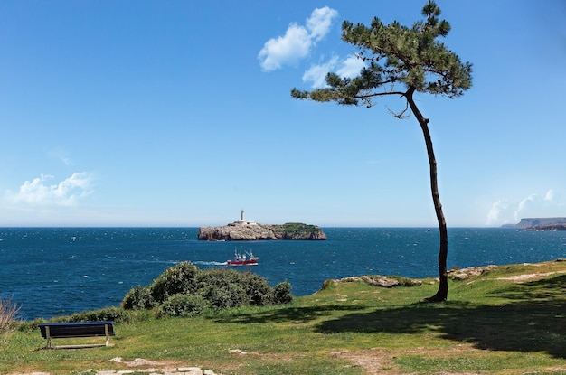 Faro en la península de Santander España