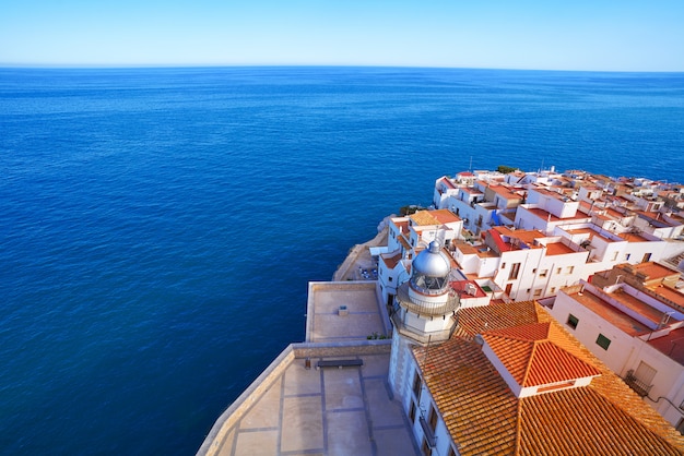 Faro de Peñiscola y pueblo de españa.