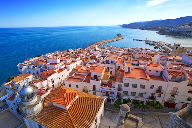 Faro de Peñiscola y pueblo de españa.