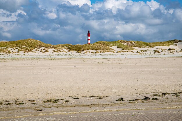 Foto faro en la playa contra el cielo