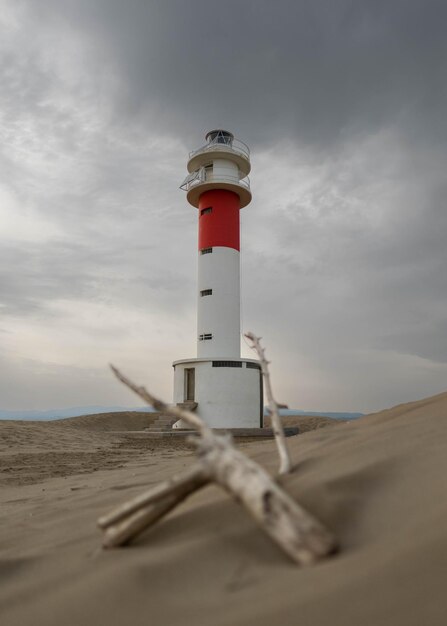 Faro en la playa en un día nublado