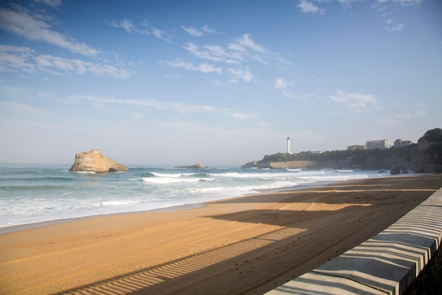 Faro y playa de Miramar, Biarritz, Francia