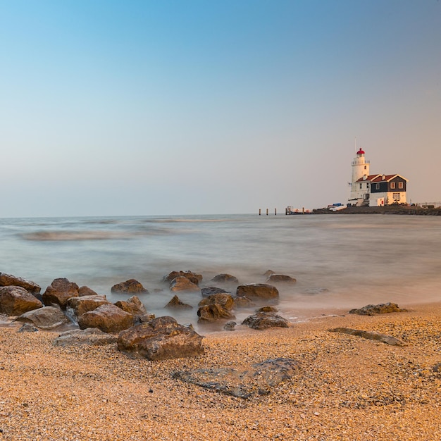 faro en la playa