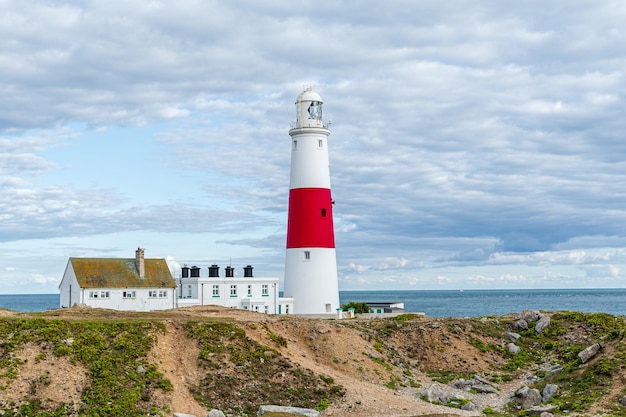 El faro de Portland Bill, isla de Portland, Reino Unido, es una señal que guía los buques en el Canal de la Mancha.