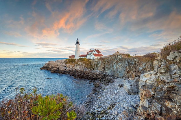 El faro de Portland Head en Maine al atardecer