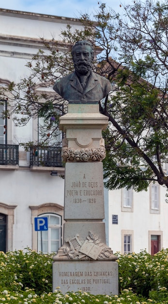 FARO, PORTUGAL: 20 de junio de 2021 - Jardín Manuel Bivar busto estatua del poeta Joao de Deus en la ciudad de Faro, Portugal.