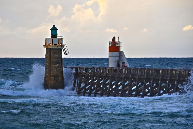 Faro en el puerto de Capbreton, Aquitania, Francia