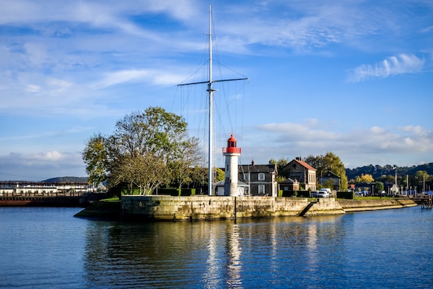 Faro en el río Honfleur, Francia