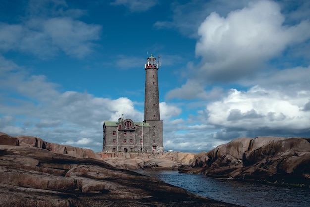 faro en una roca contra el cielo