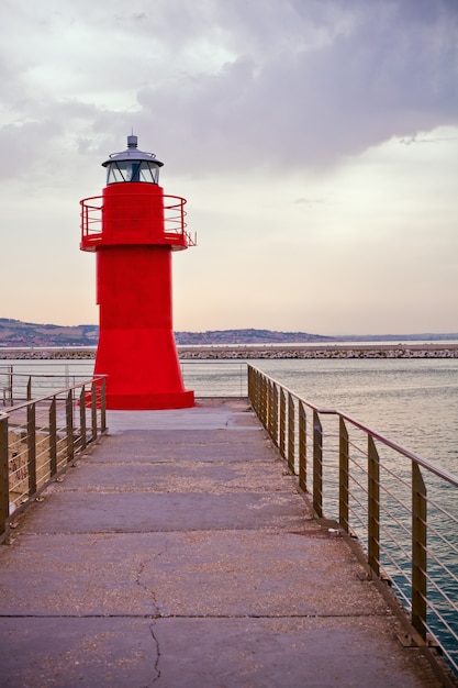 Foto faro rojo de ancona, italia