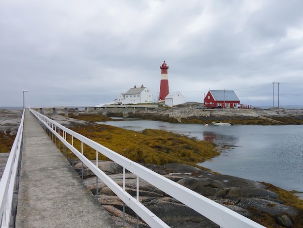 Faro rojo puente norte Noruega