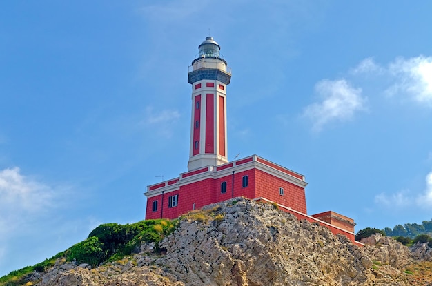 Faro rojo visto en la isla de Capri Italia