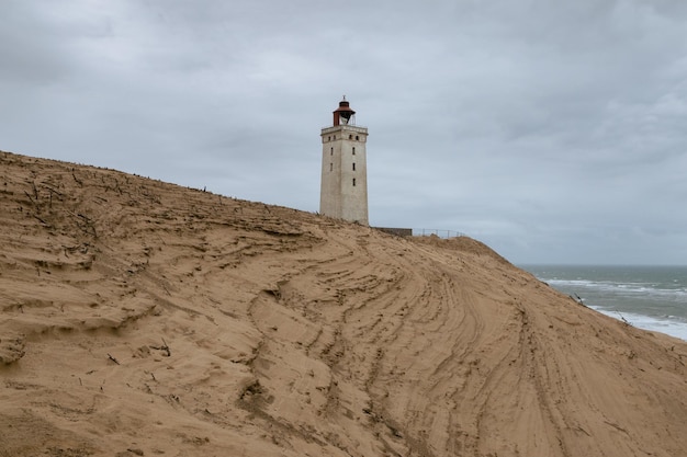 Faro de Rubjerg Knude enterrado en arenas en la costa del Mar del Norte