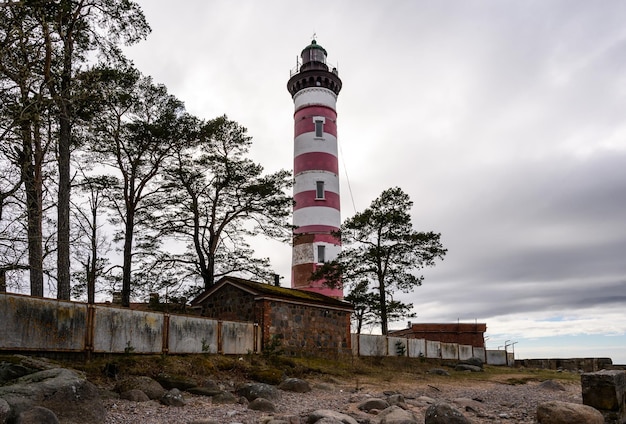 Faro Shepelevsky Óblast de Leningrado Faro Whitered faro a orillas del Golfo de Finlandia