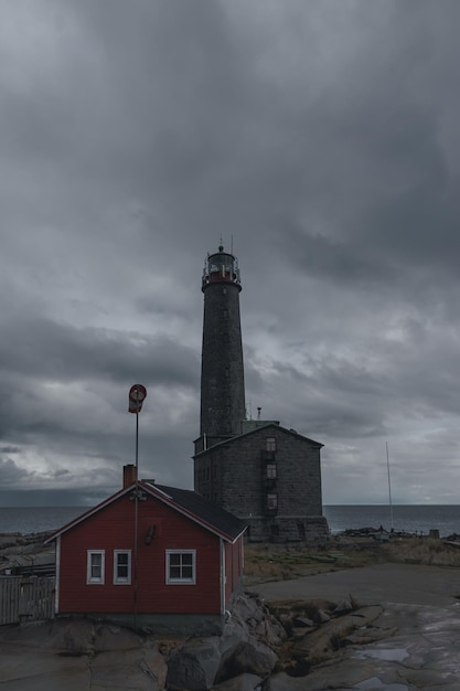 faro sobre la costa del mar báltico