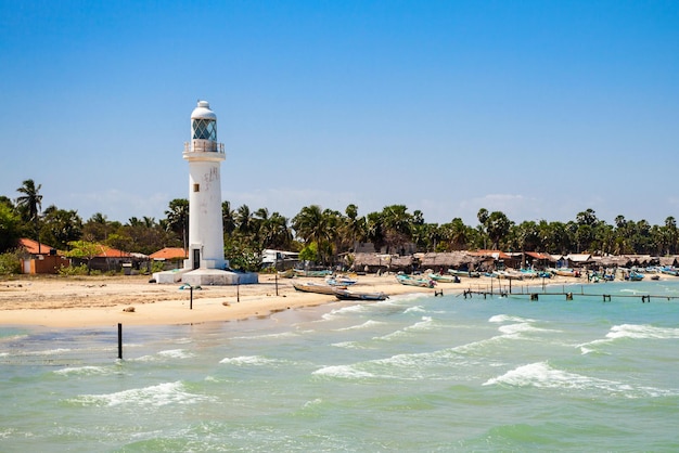 Foto faro de talaimannar, sri lanka. talaimannar se encuentra en la costa noroeste de la isla mannar y a unas 18 millas de la ciudad india de dhanushkodi.