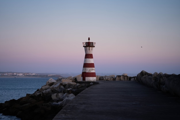 Faro con el telón de fondo de una fabulosa puesta de sol. Concepto: hito, seguridad