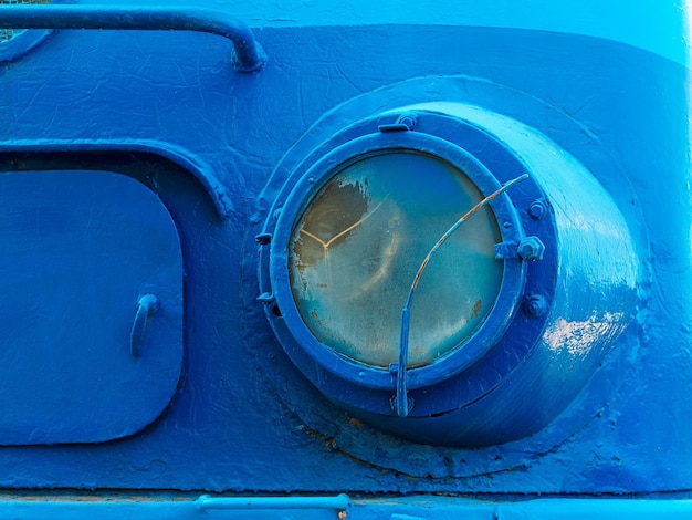 Faro de una vieja locomotora de vapor azul closeup