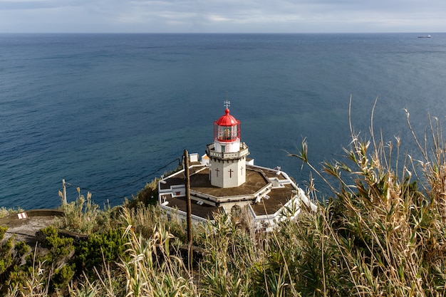 Faro viejo en la montaña.