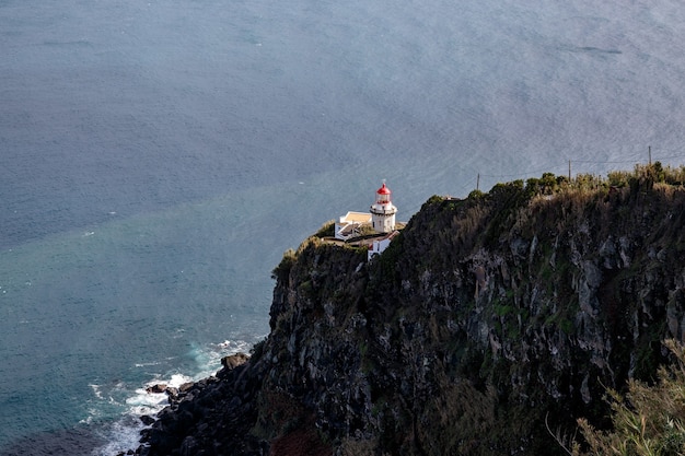 Faro viejo en la orilla del mar.