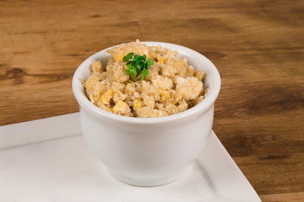 Farofa de huevos revueltos con harina de mandioca comida típica de Brasil