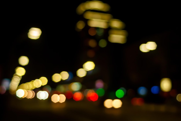 Faróis de carro Bokeh à noite na rua Imagem desfocada da luz das lâmpadas de rua