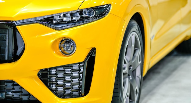 Faróis de carro moderno amarelo