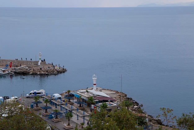 Faróis emparelhados na Baía de Antalya