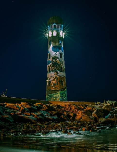 Farol à noite à beira-mar