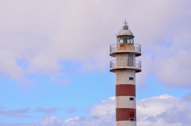 Farol alto perto da costa nas Ilhas Canárias