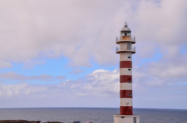 Farol alto perto da costa nas Ilhas Canárias