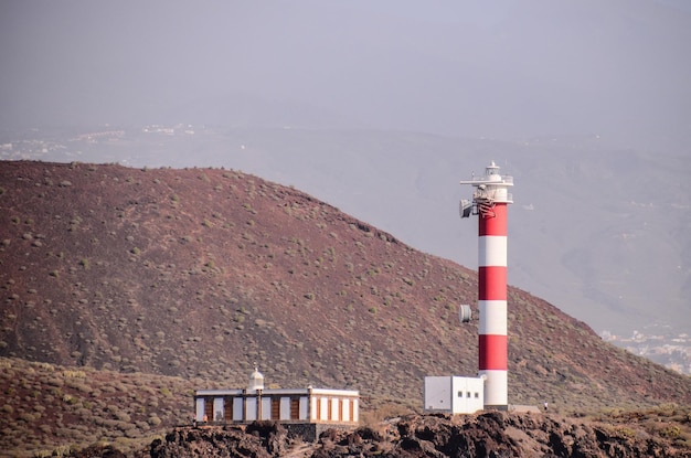 Farol alto perto da costa nas Ilhas Canárias