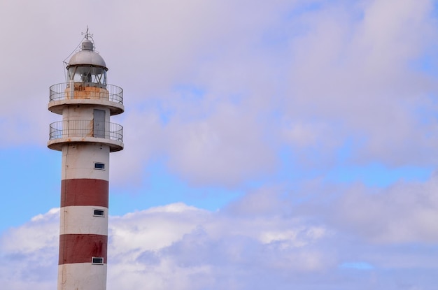 Farol alto perto da costa nas Ilhas Canárias