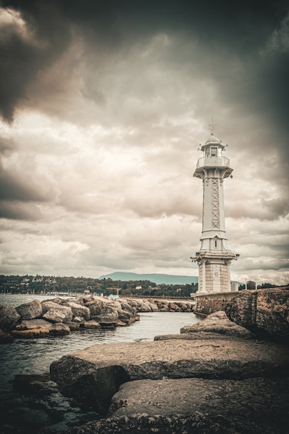 Farol assustador em um dia escuro