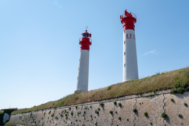 Farol branco e vermelho em uma ilha francesa aix em charente frança