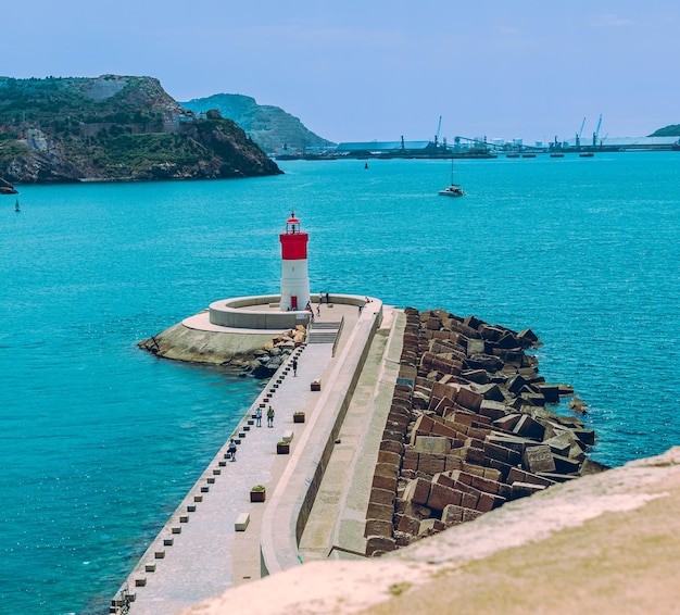 Farol branco e vermelho na baía de Cartagena Murcia