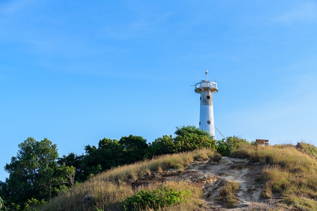 Farol branco em um penhasco